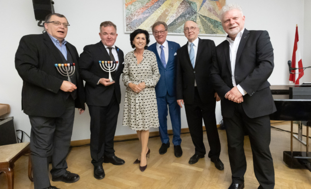 copyright: Ouriel Morgenzstern