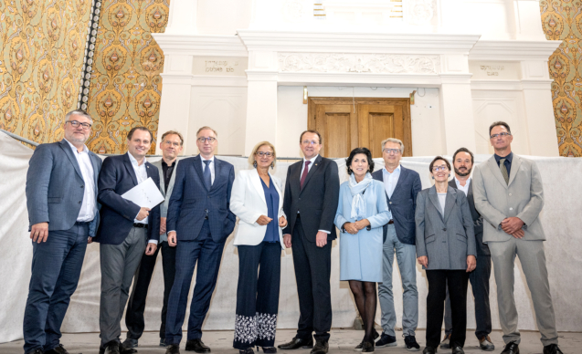 Begehung mit Landeshauptfrau Mikl-Leitner, mit der wissenschaftlichen Leiterin des Institut für jüdische Geschichte Österreichs, dem Architektenteam, dem Konsul der israelischen Botschaft Herzl Idri