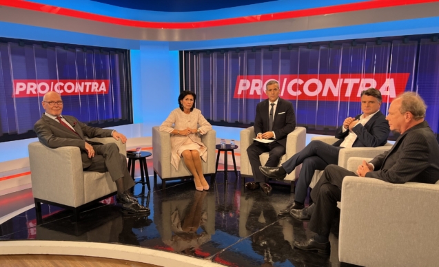 Frau Dr. Spera mit Moderator Werner Sejka, Christian Ultsch, Außenpolitik-Chef bei der "Presse", Gerald Karner, ehemaliger Offizier und Militärexperte und Raimund Löw, Außenpolitik-Journalist beim "Falter".