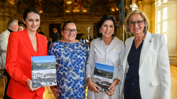 (v.l.) Katarzyna Lutecka, Leiterin des Amalthea Verlages, die Intendantin der Festspiele Reichenau Maria Happel, Autorin Danielle Spera und Landeshauptfrau Johann Mikl-Leitner bei der Präsentation des Buches „Stammgäste: Jüdinnen und Juden am Semmering“ im Palais Niederösterreich. (c) NLK Burchhart